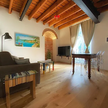 Historic Charm With Whirlpool - Motta דירה