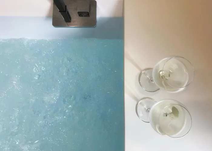 Historic Charm With Whirlpool - Motta דירה