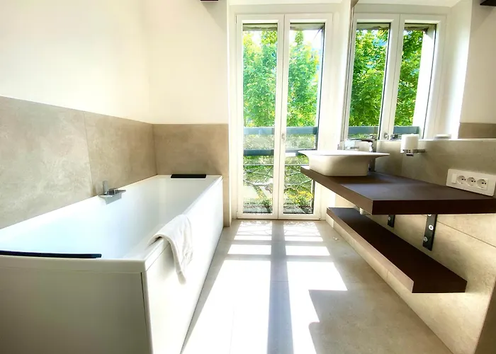 דירה Historic Charm With Whirlpool - Motta *