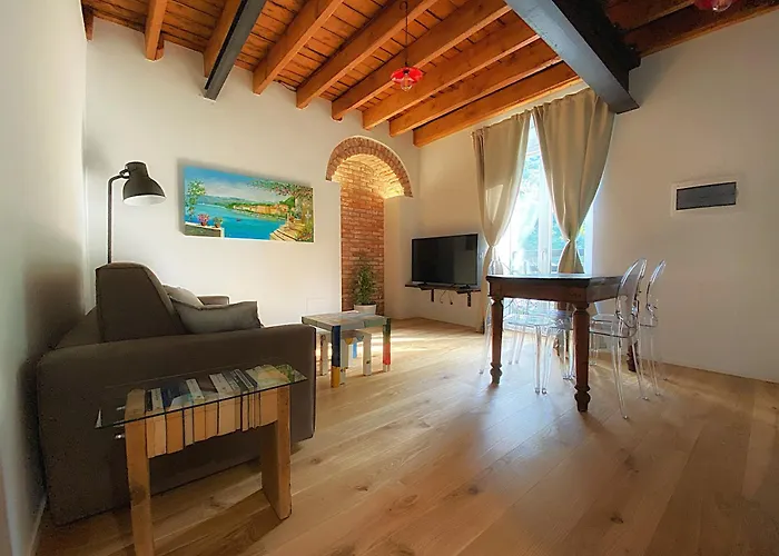 Historic Charm With Whirlpool - Motta Apartman